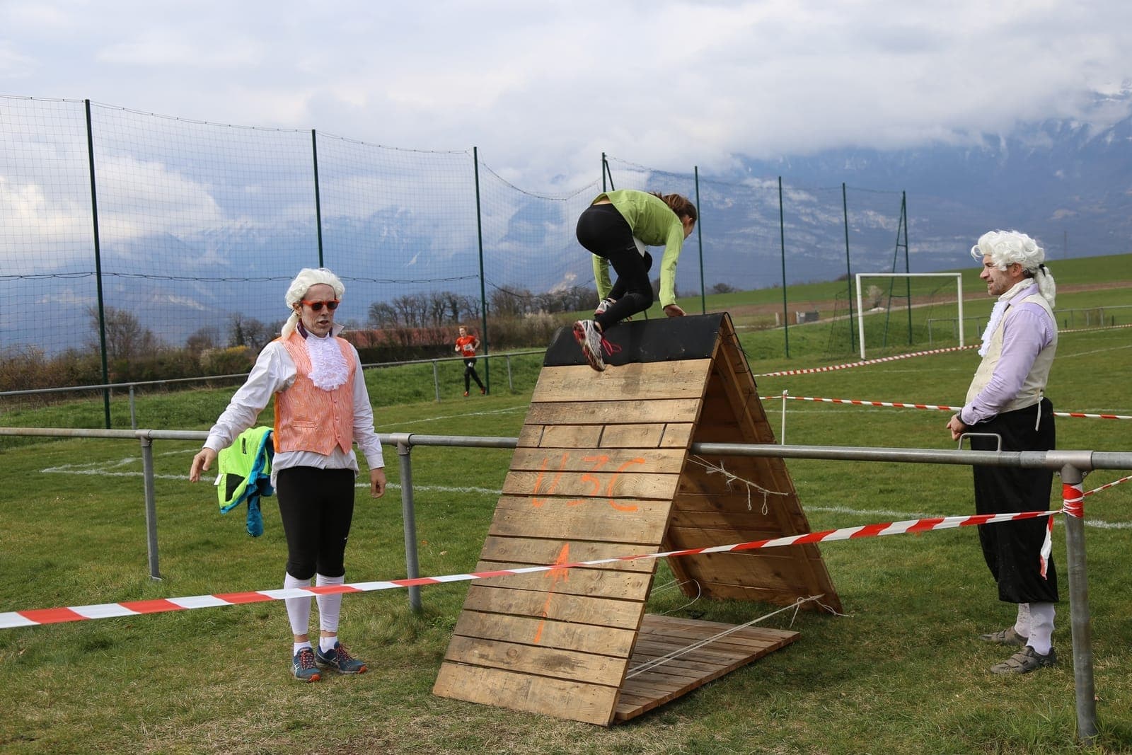Passage d'un obstacle en bois déguisé