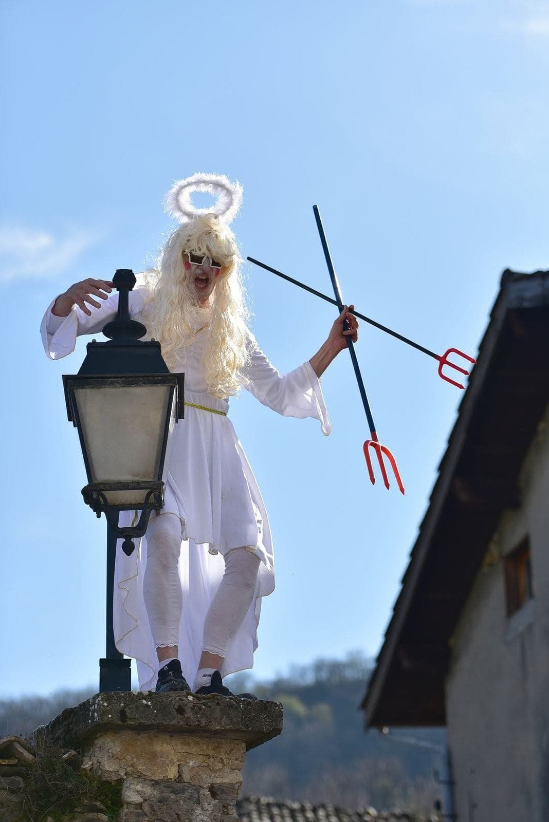 Costume d'ange perché sur un lampadaire