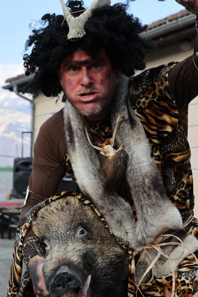 Portrait d'un coureur en costume préhistorique