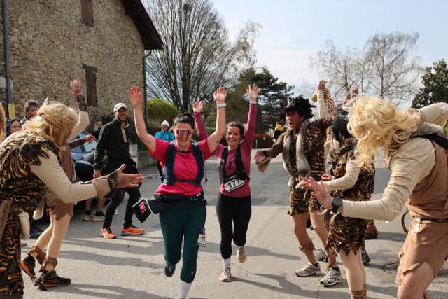 Coureurs déguisés bras levés, ambiance festive du cross