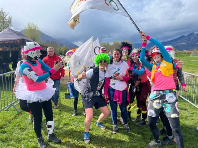 Coureurs déguisés au départ du cross, montagnes en fond